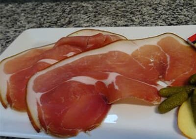 Assiette du restaurant "Les Délices du Cotentin" avec 2 tranches de jambon fumé.