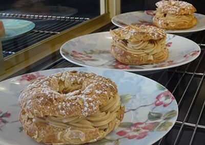 Gateau "Paris-brest" sur assiette fleurie du restaurant "Les Délices du Cotentin" à Sainte mère église.