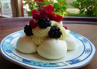 Groseilles rouges, mures, crème chantilly sur méringue, recette "Pavlova" du restaurant "Les Délices du Cotentin" à Sainte mère