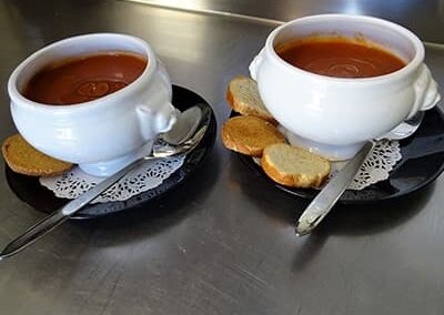 2 Bols blancs de soupe tomate, avec croutons du restaurant "Les Délices du Cotentin" à Sainte mère église.