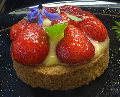 Gateau avec fraises, recette Sablé fraise du restaurant"Les Délices du Cotentin" à Sainte mère église.