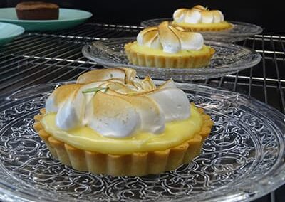 Tarte citron avec créme méringue du restaurant "Les Délices du Cotentin" à Sainte mère église.