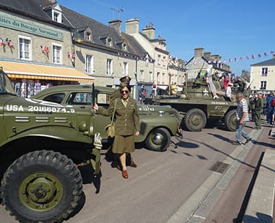 véhicules militaires de l'époque du débarquement exposés dans la rue principale de Sainte mère église .